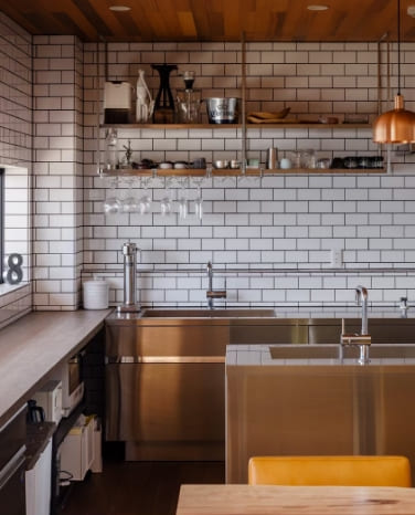 現地の名産や有名店と提携した食材等やコーヒー等の提供